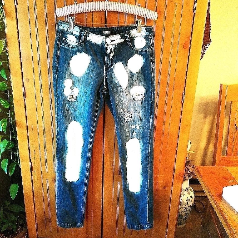 152 ALLEN B Distressed Faded Blue Jeans